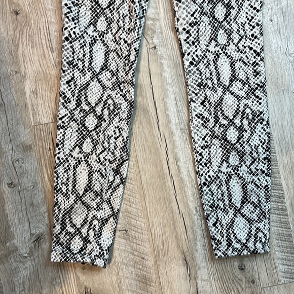 Good American Good Waist Snake Skin Print Tummy Control Flattering Skinny Jeans - Picture 4 of 8